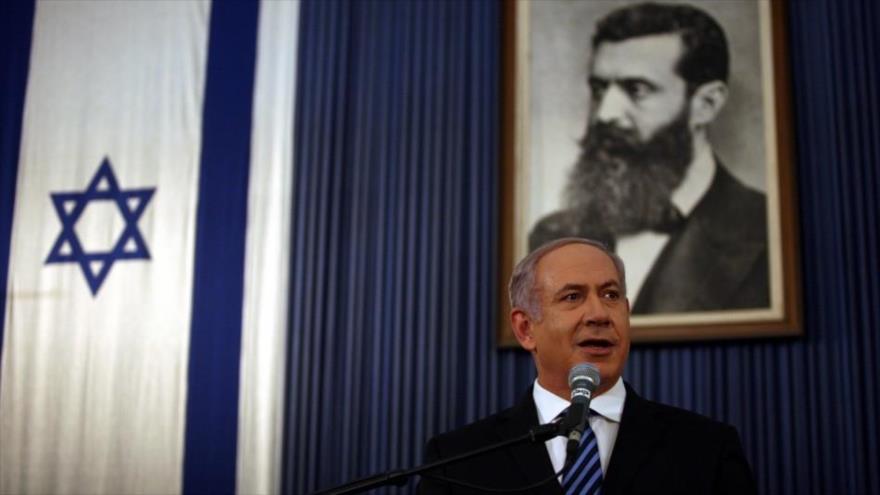 El primer ministro israelí, Benyamin Netanyahu, ofrece un discurso a pie de la foto de Theodor Herzl, padre del sionismo político.