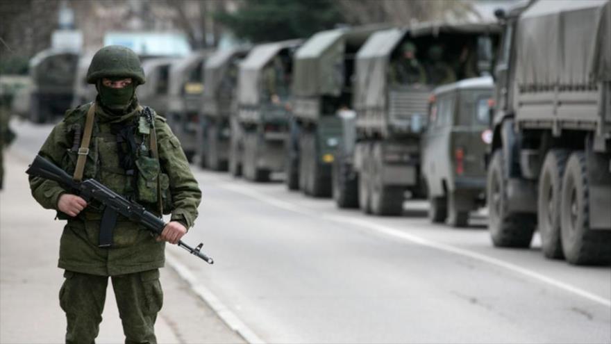 Un convoy militar ruso en la ciudad de Crimea.