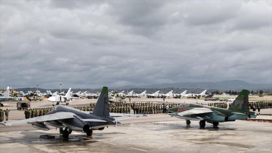 Militares y aviones de combate rusos en la base militar Hmeimim, en la provincia siria de Latakia, 15 de marzo de 2016.