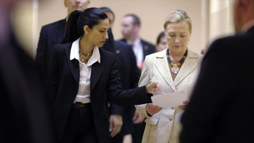La candidata demócrata, Hillary Clinton (dcha.), junto con su asesora, Huma Abedin.