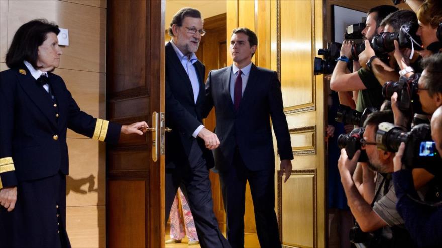 El presidente del PP, Mariano Rajoy, junto con el líder de Ciudadanos, Albert Rivera.