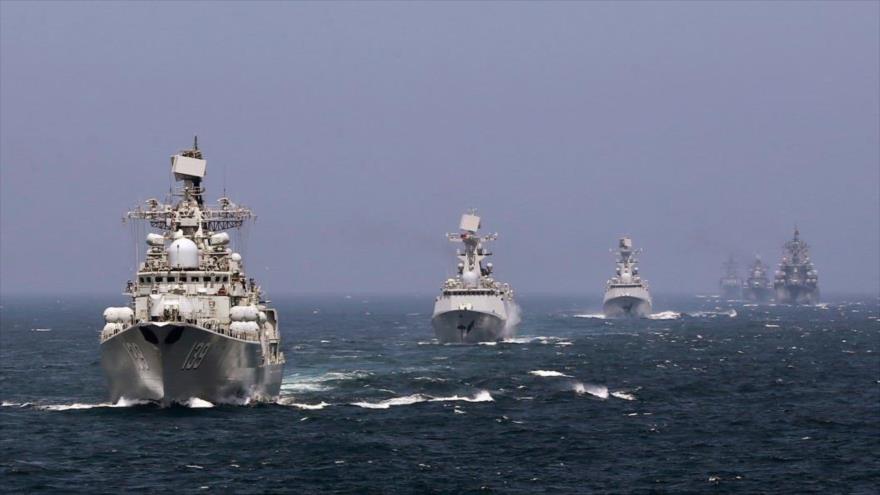 Buques de guerra chinos y rusos durante un ejercicio conjunto en el Mar de China Meridional en 2014.