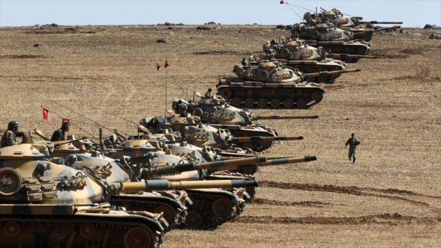 Tanques del Ejército turco se posicionan en la frontera Turquía-Siria.