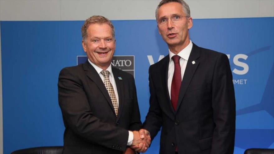 El presidente de Finlandia, Sauli Niinisto (izqda.), junto con el secretario general de la OTAN, Jens Stoltenberg.