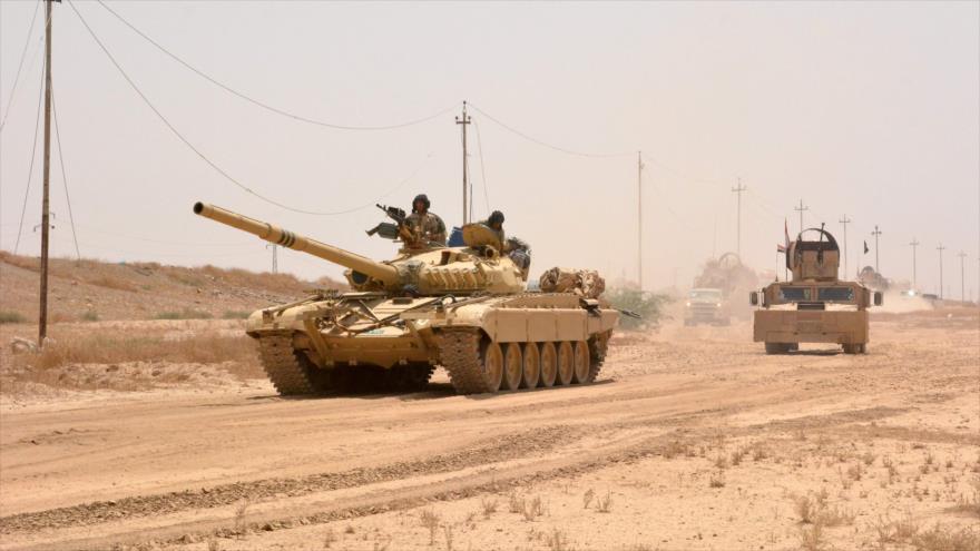 Tanques y vehículos blindados del Ejército de Irak desplegados en a las afueras de la ciudad de Al-Qayyarah, en el sur de la ciudad norteña de Mosul, 22 de junio de 2016.