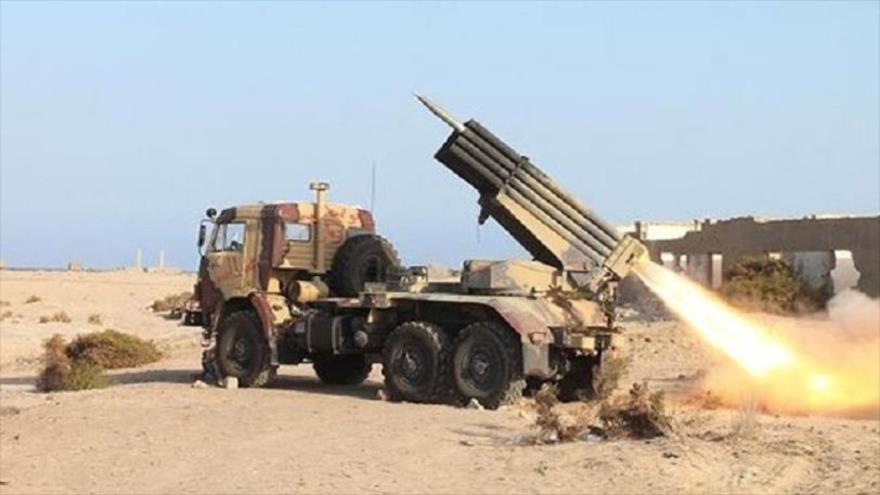 Fuerzas yemeníes apuntan con misiles Zelzal 3 contra la base militar saudí en la provincia de Jizán, sur de Arabia Saudí.