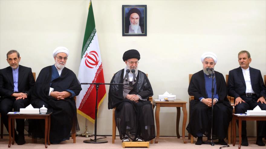 El gabinete iraní se reúne con el Líder de la Revolución Islámica de Irán, el ayatolá Seyed Ali Jamenei, 24 de agosto de 2016.
