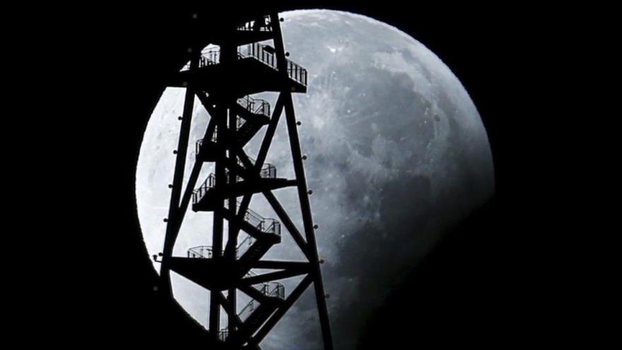 China estudia la instalación de una base habitada en la Luna.