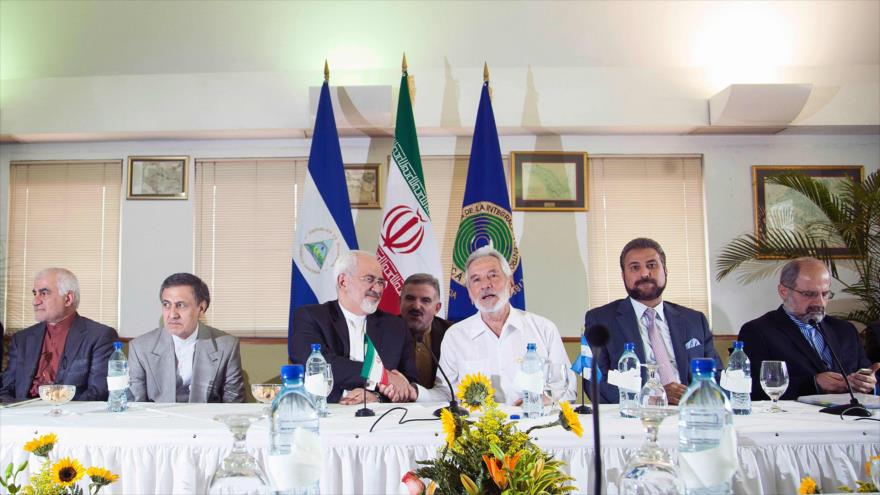 El canciller iraní, Mohamad Yavad Zarif (izda.) da la mano a su homólogo nicaragüense, Samuel Santos López, en una rueda de prensa celebrada en Managua, capital de Nicaragua, 23 de agosto de 2016.