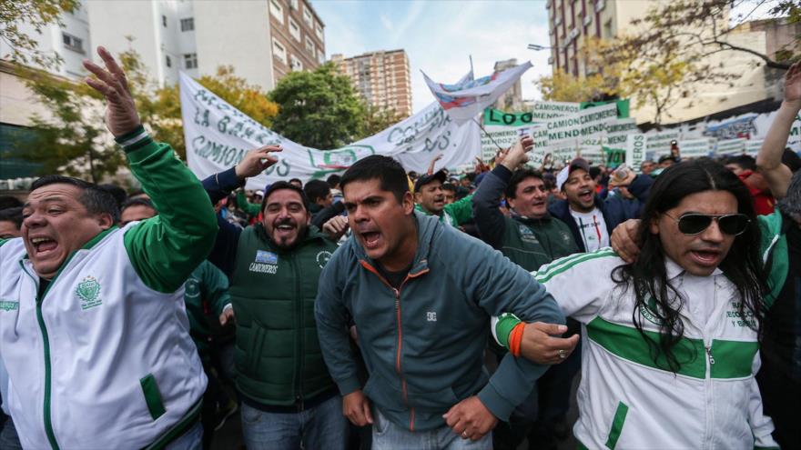 Protestas contra aumento de precios y despidos en Argentina.