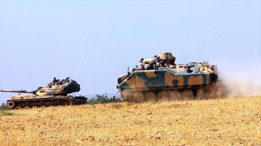 Tanques turcos desplegados en la frontera turco-siria.