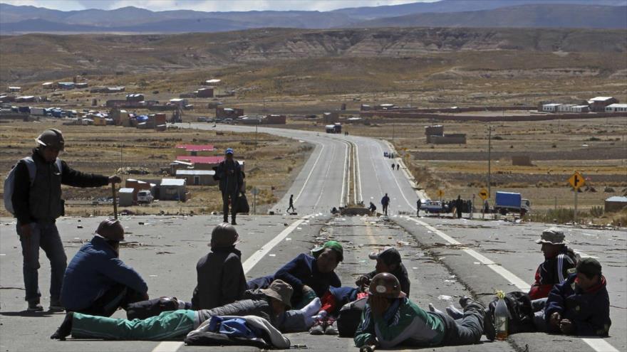 Cooperativistas mineros bolivianos bloquean carreteras en Bolivia.