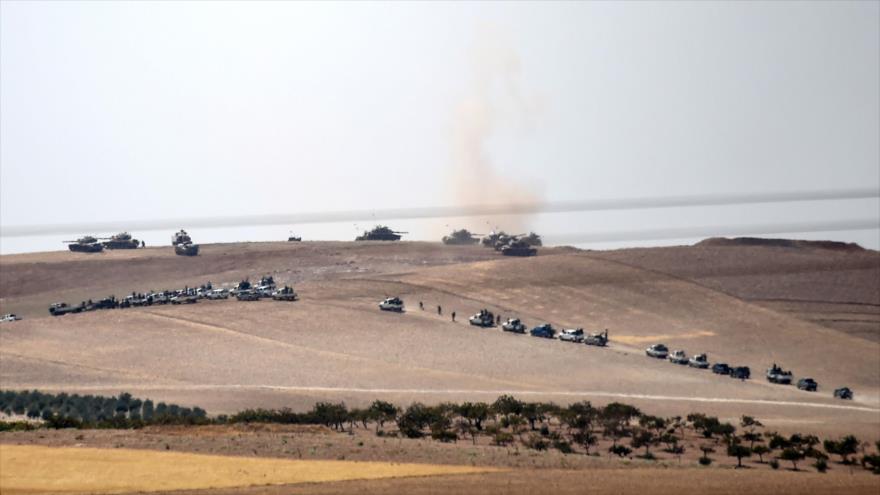 Varios tanques de Ejército turco junto con coches supuestamente pertenecidos a la oposición siria, conducen hacia las posiciones de grupo terrorista Daesh (EIIL, en árabe), cerca de la ciudad fronteriza de Yarabulus, en el norte de Siria, 24 de agosto de 2016.