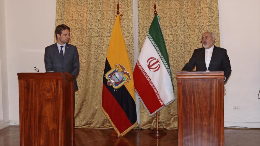El canciller iraní, Mohamad Yavad Zarif (dcha.), junto con su homólogo ecuatoriano, Guillaume Long, en Quito, la capital de Ecuador, 24 de agosto de 2016.