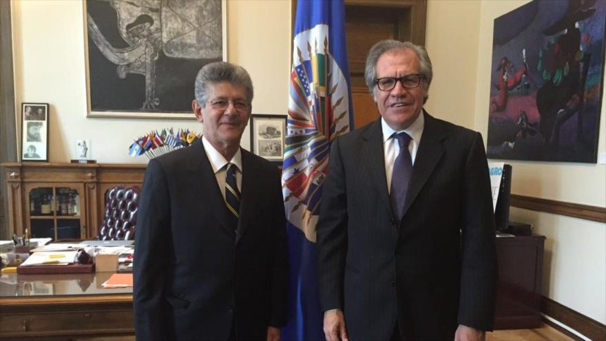 El secretario general de la Organización de Estados Americanos (OEA), Luis Almagro (dcha.), se reúne con el presidente de la Asamblea Nacional de Venezuela, Henry Ramos Allup.
