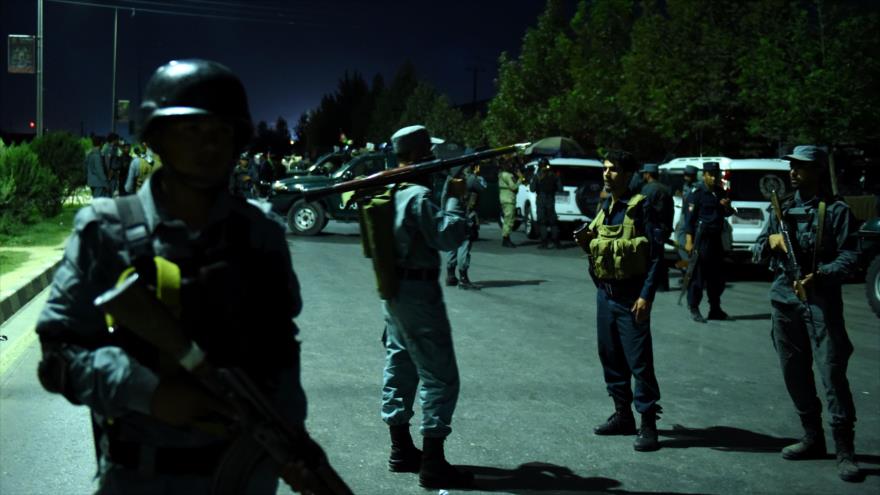 Fuerzas de seguridad afganas patrullan las inmediaciones de la Universidad Americana en Kabul, donde reportan explosión y fuertes tiroteos, 24 de agosto de 2016.