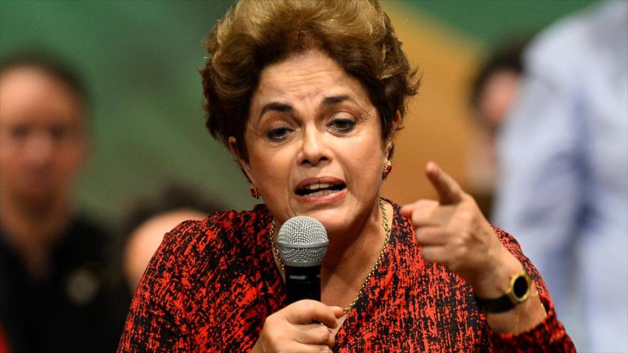 La supendida presidenta de Brasil, Dilma Rousseff, habla durante un mitin del Partido de los Trabajadores en Brasilia, 24 de agosto de 2016.