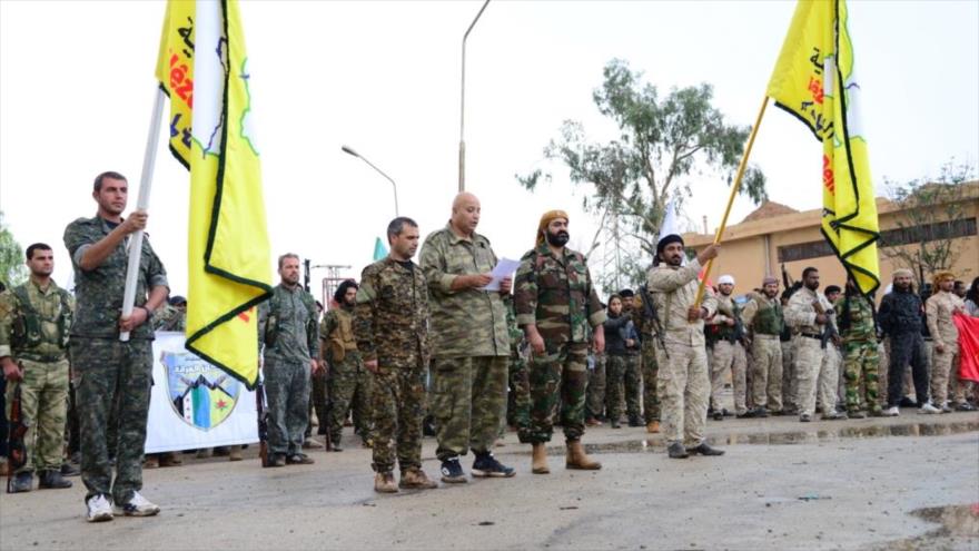 Las Fuerzas Democráticas de Siria (FDS), leyendo una proclamación.