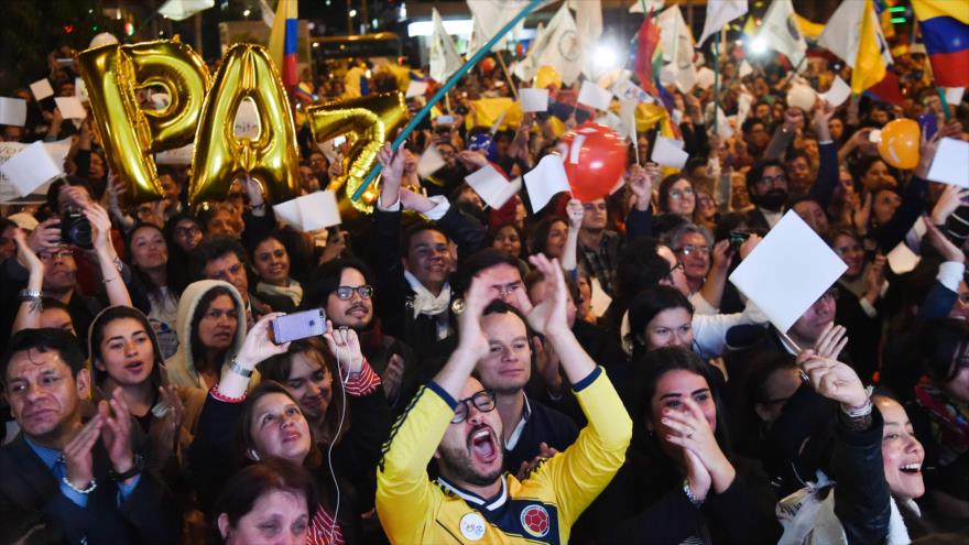 Colombianos celebran la firma de un acuerdo definitivo de paz entre las delegaciones del Gobierno y la guerrilla en La Habana, capital de Cuba, 24 de agosto de 2016.