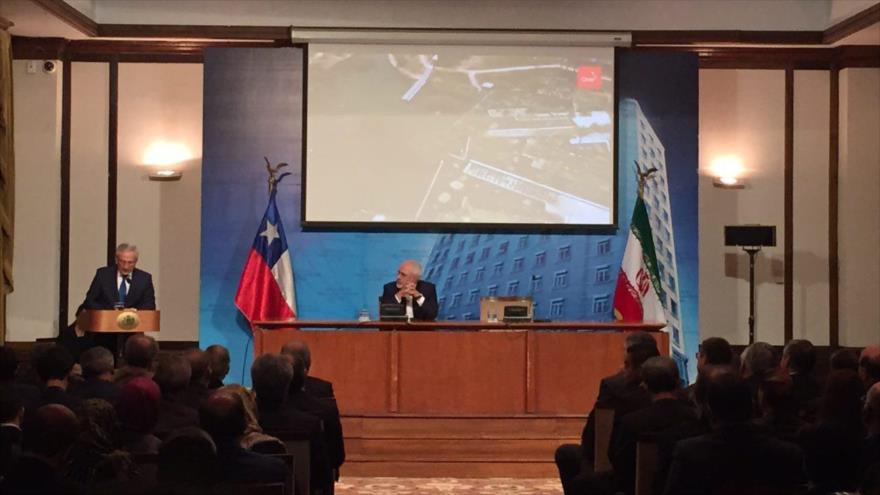 Los jefes de las Diplomacias iraní y chilena, Mohamad Yavad Zarif y Heraldo Muñoz (izquierda), respectivamente, en Santiago de Chile, 25 de agosto de 2016.