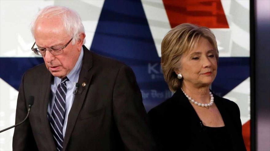 La candidata demócrata a la Presidencia de EE.UU., Hillary Clinton (dcha.), y su exrival del mismo partido, Bernie Sanders.