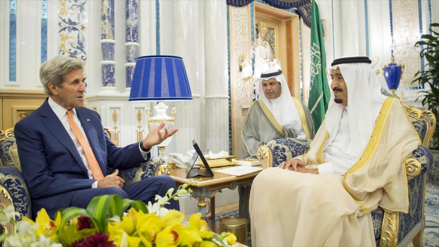 El secretario de Estado estadounidense (izq.), John Kerry, el rey saudí, Salman bin Abdelaziz, en el palacio Al Salam de Yeda, Arabia Saudí, 25 de agosto.