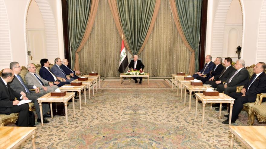El presidente de Irak, Foad Masum (centro), se reúne en Bagdad con la delegación siria (izda.) encabezada por el canciller Walid al-Moalem, 25 de agosto de 2016.