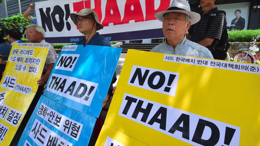 Los activistas surcoreanos se movilizan en protesta contra el programado despliegue de escudo antimisiles de EE.UU., THAAD, cerca de la embajada de Estados Unidos en Seúl, capital de Corea del Sur, 19 de julio de 2016.