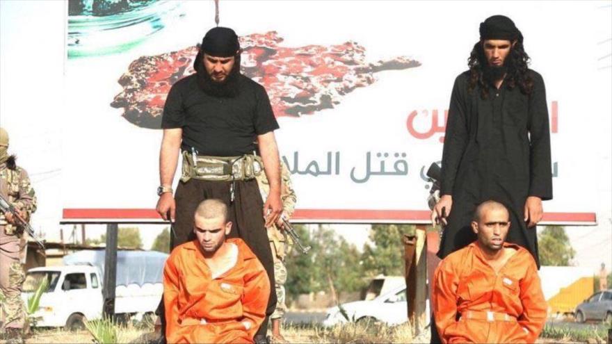 Los integrantes del grupo terrorista EIIL (Daesh en árabe) ejecutan a jóvenes en la provincia de Kirkuk, en el norte de Irak.