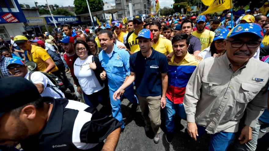 Líder de la oposición venezolana Henrique Capriles (Centro) asiste a una marcha convocada para exigir la activación del referéndum revocatorio contra el presidente, Nicolás Maduro, 27 de julio de 2016.