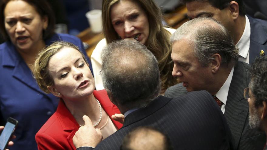 El presidente del Senado, Renan Calheiros, discute con la senadora Gleisi Hoffman en el segundo día del juicio político contra la presidenta suspendida, Dilma Rousseff, en el Congreso Nacional en Brasilia, 26 de agosto de 2016.