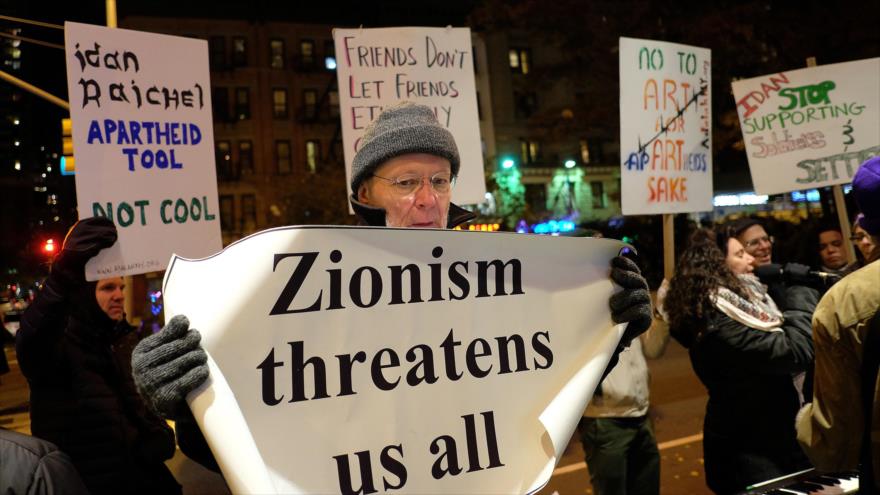 Manifestantes estadounidenses sostienen pancartas con lemas de rechazo al régimen de Israel.