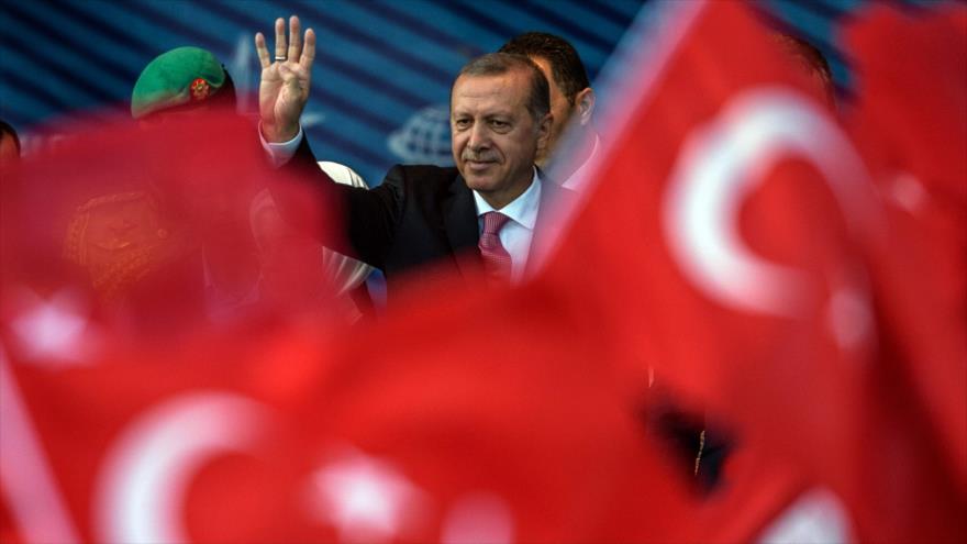 El presidente de Turquía saluda al público durante la apertura del puente Yavuz Sultan Selim, en la ciudad de Estambul. 26 de agosto de 2016