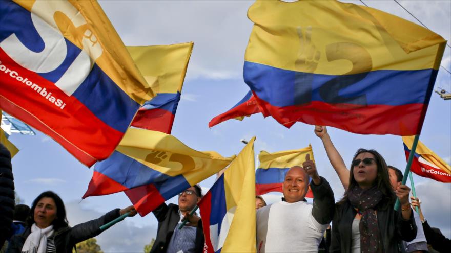 Colombianos festejan el regreso de Cuba de la cabeza de la delegación del Gobierno para las conversaciones de paz con las FARC, Humberto de la Calle, y el Alto Comisionado para la Paz, Sergio Jaramillo, 26 de agosto de 2016.