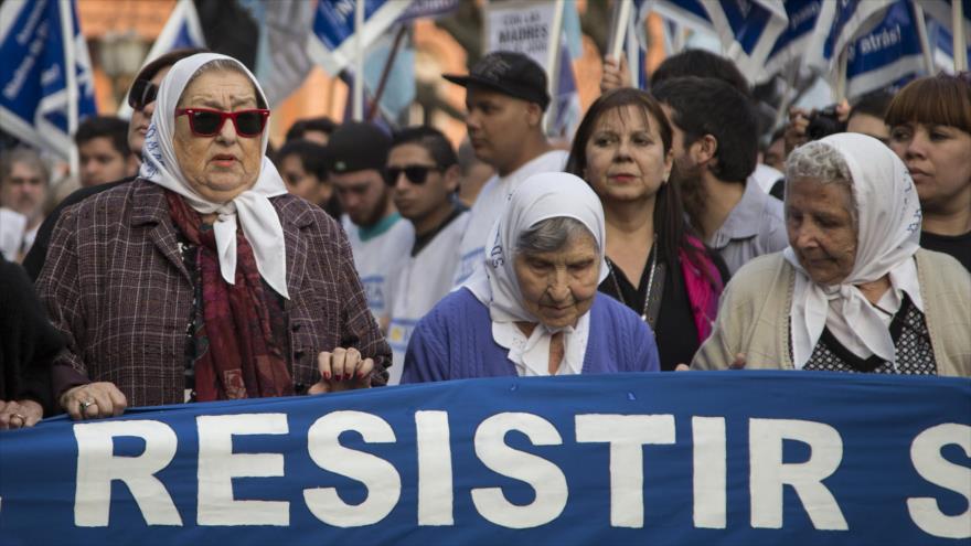 Marcha de la Resistencia, realizada por la Asociación Madres de Plaza de Mayo, y encabezada por Hebe de Bonafini (izq.) Buenos Aires, 26 de agosto 2016.
