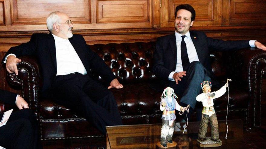 El canciller ecuatoriano, Guillaume Long (dcha.) y su par iraní, Mohamad Yavad Zarif, en una reunión en Quito, capital de Ecuador, 24 de agosto de 2016.