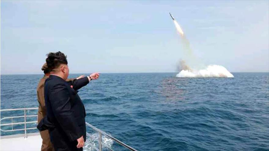El líder de Corea del Norte, Kim Jong-un, observa un lanzamiento de un misil balístico desde un submarino. 