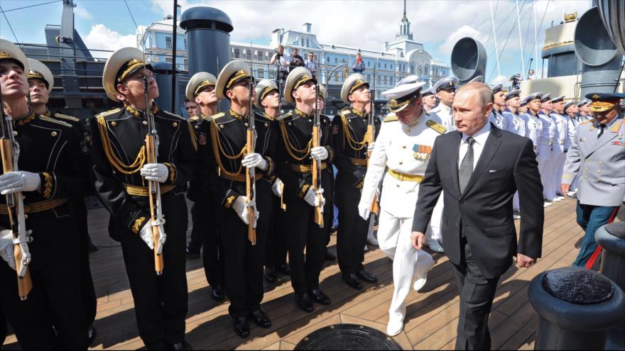 El presidente de Rusia, Vladimir Putin, inspecciona a los marineros en la ciudad rusa de San Petersburgo, 31 de julio de 2016.