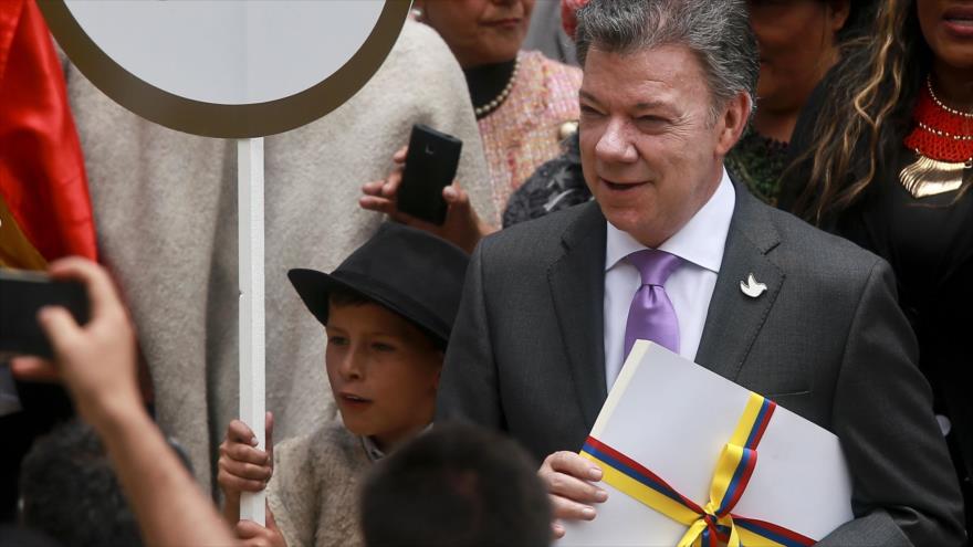El presidente de Colombia, Juan Manuel Santos, con la copia del texto final del acuerdo de paz alcanzado entre el Gobierno y las Fuerzas Armadas Revolucionarias de Colombia (FARC), 25 de agosto de 2016.
