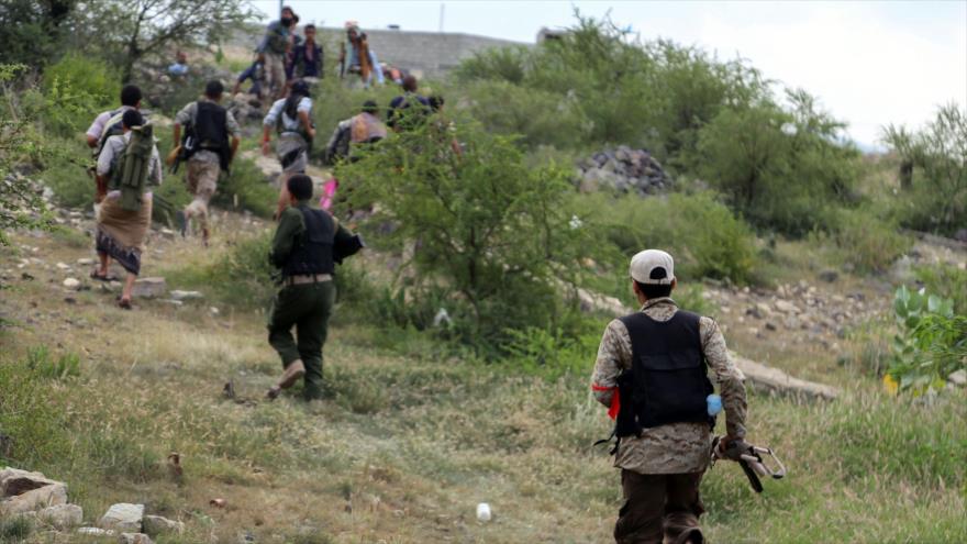 Combatientes leales al fugitivo expresidente yemení, Abdu Rabu Mansur Hadi, marchan hacia sus posiciones instaladas sobre una colina en la provincia de Taiz, suroeste de Yemen, 18 de agosto de 2016.