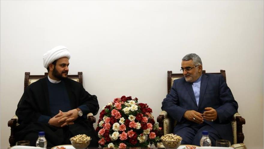 El secretario general del movimiento iraquí Noyabaa (Dignos), el sheij Akram al-Kaabi (izda.), se reúne con el presidente de la Comisión de Seguridad Nacional y Política Exterior de la Asamblea Consultiva Islámica de Irán (Mayles), Alaeddin Boruyerdi. 28 de agosto de 2016