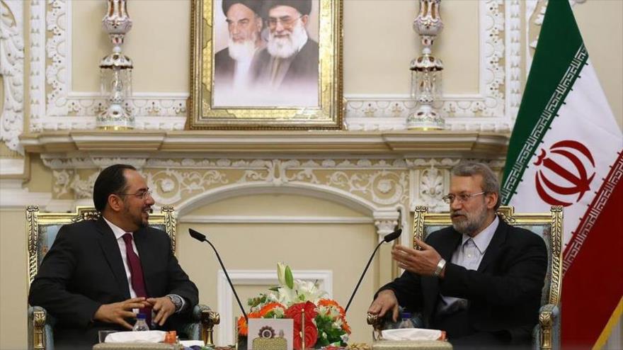 El presidente del Parlamento iraní, Ali Lariyani (dcha.), se reúne con el canciller afgano, Salahuddin Rabani (izda.), en la capitalina ciudad de Teherán, 28 de agosto de 2016.