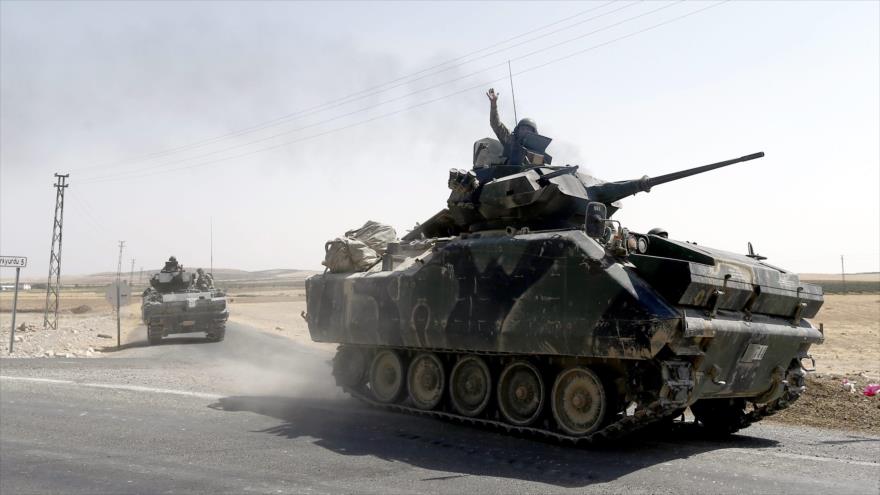 Tanques turcos se dirigen hacia Siria.