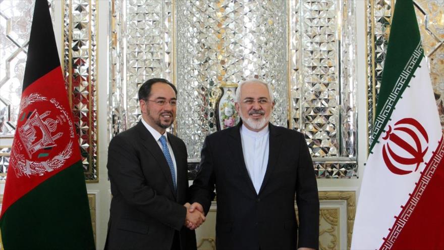 Los cancilleres de Irán (dcha.), y Afganistán, Mohamad Yavad Zarif y Salahuddin Rabani, respectivamente, se estrechan la mano durante una visita en Teherán, capital persa, 29 de agosto de 2016.
