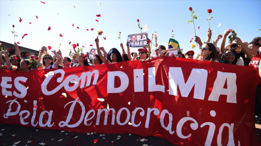 Manifestantes frente al Senado Nacional en Brasilia reciben con flores a la suspendida presidenta del país, Dilma Rousseff, en un acto de apoyo a la mandataria y protesta contra el juicio político que está en marcha en su contra, 29 de agosto de 2016.