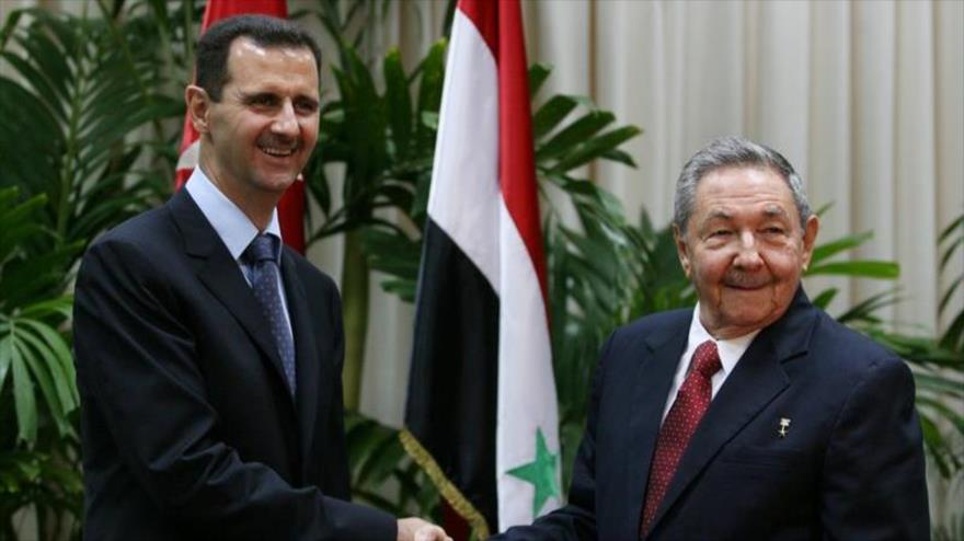 El presidente de Cuba, Raúl Castro (dcha.), y su homólogo de Siria, Bashar al-Asad.