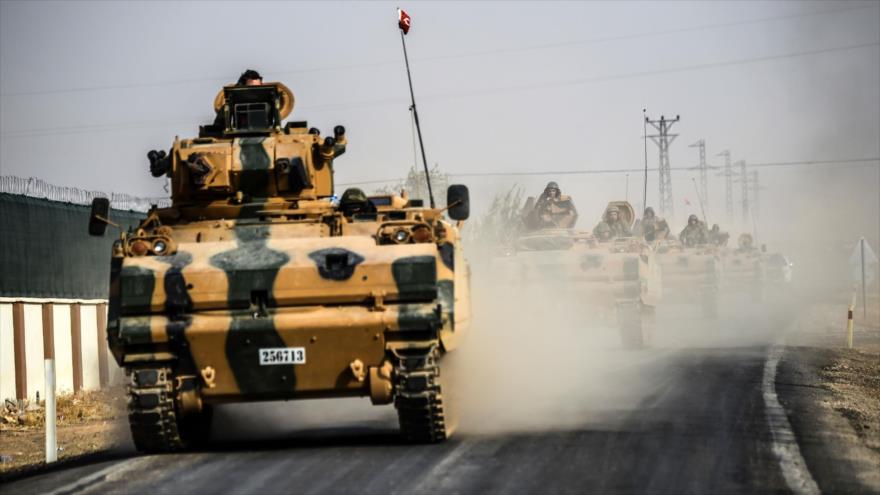 Tanques del Ejército sirio se dirigen hacia Yarabulus, ciudad en el norte de Siria, 25 de agosto de 2016.