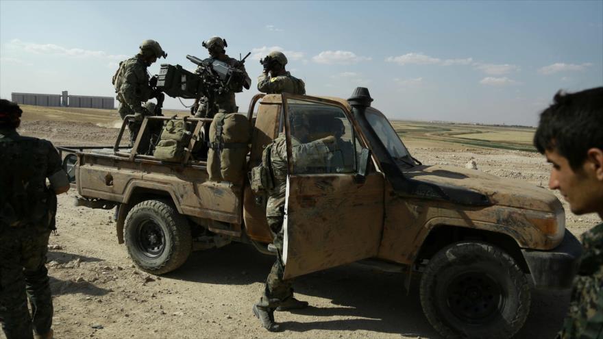 Fuerzas kurdas sirias a bordo de un camioneta en el norte de Siria.