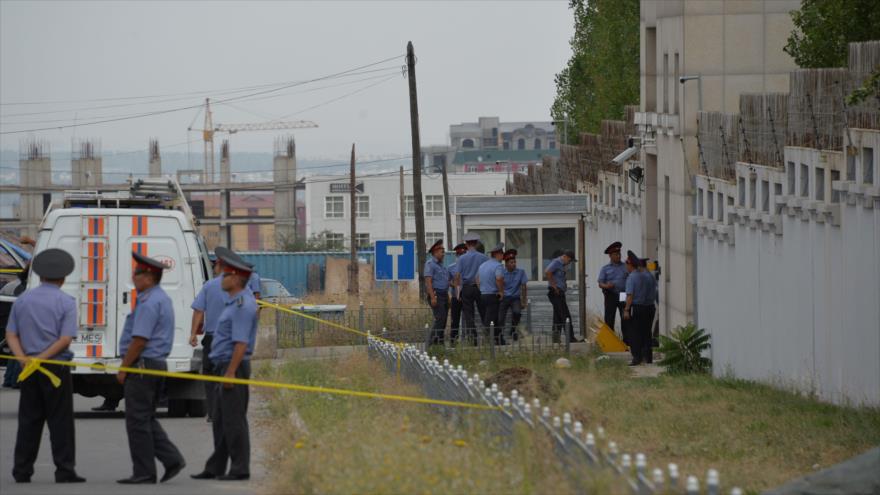 Los agentes de la Policía de Kirguistán se reúnen cerca de la embajada de China en Bishkek (capital kirguisa) tras la explosión de un coche bomba, 30 de agosto de 2016.