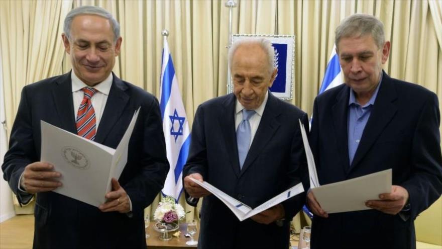 De la izda. a dcha: el primer ministro israelí, Benyamin Netanyahu, el expresidente Shimon Peres y el exjefe de la agencia de espionaje del régimen israelí (el Mossad) Tamir Pardo.